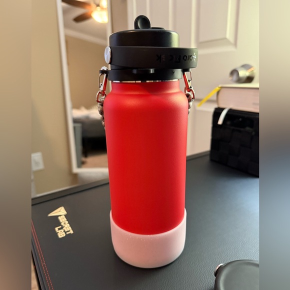 Red Hydro Flask - 32 oz with white glitter boot, paracord handle, and sipper - Picture 3 of 8